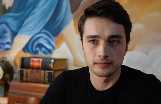 Burak Dakak, tiyatro sahnesinde kaza geçirdi! Hastaneye kaldırıldı!