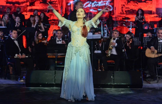 Candan Erçetin, Efes Antik Tiyatro'da duygu dolu anlar yaşadı