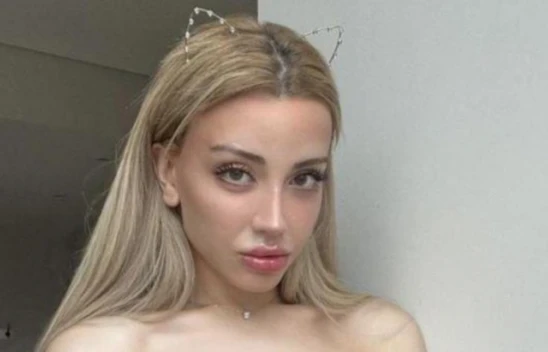 Cinsiyet değiştiren Mika Can Raun, tuvaletini yaparken poz verdi