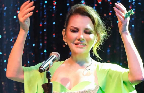 Deniz Seki, yoğun istek üzerine bornoz ile bis yaptı