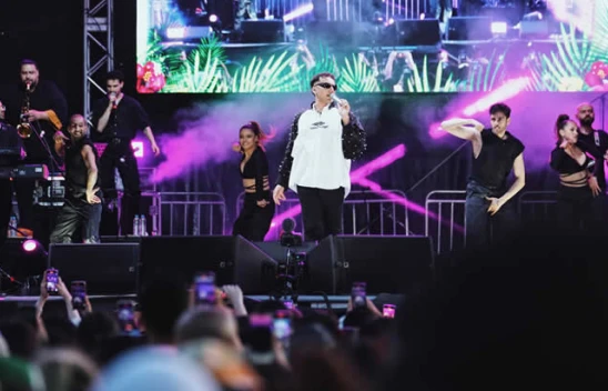 Edis, Almanya'da 25 bin kişiyle düet yaptı