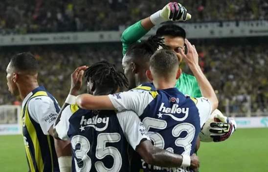 Fenerbahçe, Twente'yi farklı yenerek UEFA Avrupa Konferans Ligi play-off turunda avantajı kaptı