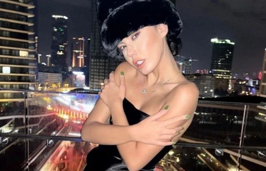 Fenomen Bahar Candan, çırılçıplak halde asansöre bindi