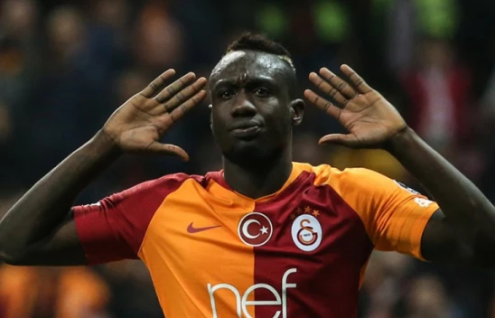Futbolcu Mbaye Diagne, ayakkabı mağazası açtı