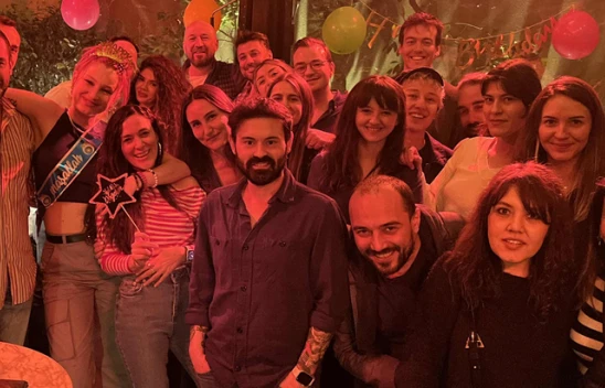 Güliz Ayla'ya renkli ve sürprizli doğum günü partisi