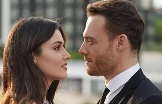 Hande Erçel ve Kerem Bürsin, New York panolarında yer aldı