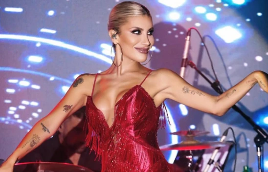 İrem Derici'den 1950'lere dönüş! O artık bir Showgirl!