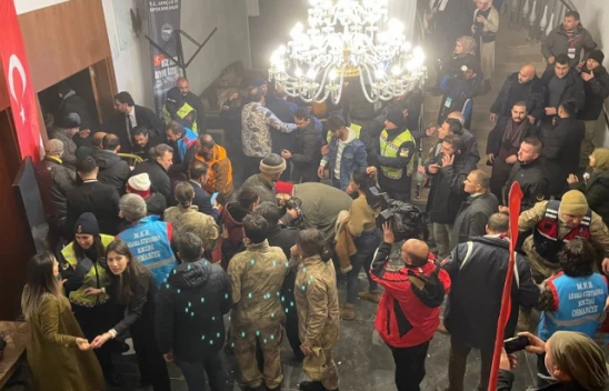 Kars Sarıkamış'ta otelin salonun tavanı çöktü! Yaralılar var!