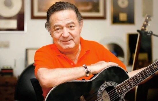 Kayahan'ın 'Bizimkisi Bir Aşk Hikayesi' şarkısı zirveye yerleşti