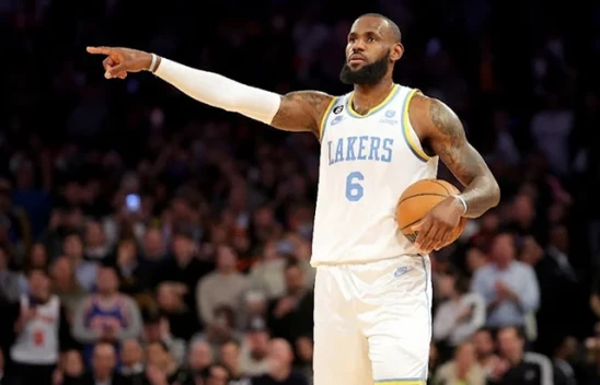 LeBron James bir gecede iki ismi geride bıraktı
