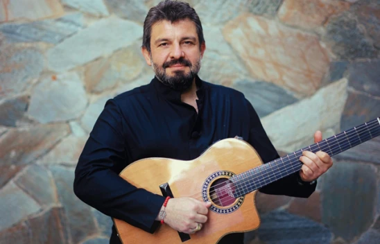 Müzik aşkı, ticaret hayatına ağır bastı