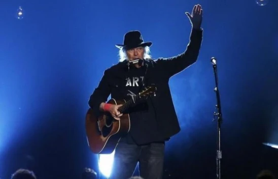 Neil Young ile Spotify'ın arasına aşı karşıtı podcast girdi