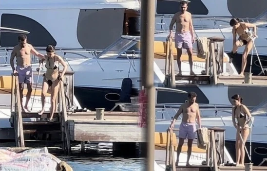 Oyuncu Beren Saat'in koltuk değnekli deniz keyfi