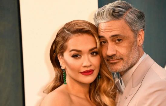 Şarkıcı Rita Ora ve yönetmen Taika Waititi nişanlandı