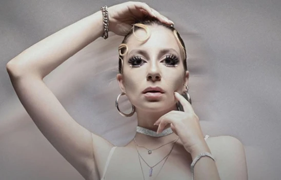 Sera Tübek'ün 'Kaç Kovalan' şarkıcı çıktı