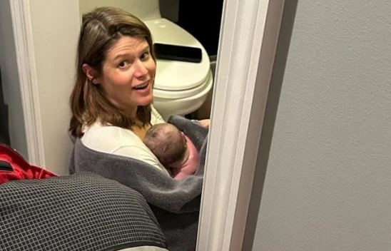 Sunucu Kasie Hunt, banyoda doğum yaptı