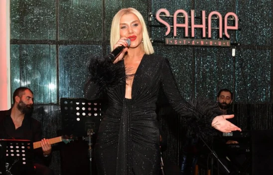 Zeynep Mansur, sahnede İzmir Marşı'nı seslendirdi