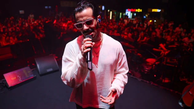 Gökhan Türkmen, 360 derece sahne konseptiyle yeniden müzikseverlerle buluştu
