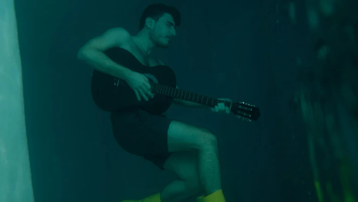 Efe Akbulut'tan sıradışı şov! Klibinde su altında gitar çaldı!
