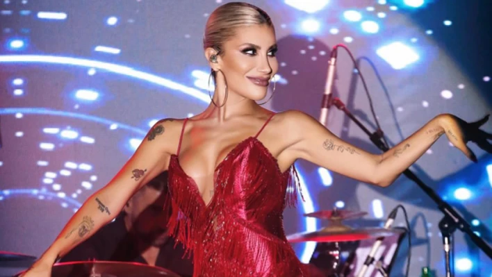 İrem Derici'den 1950'lere dönüş! O artık bir Showgirl!