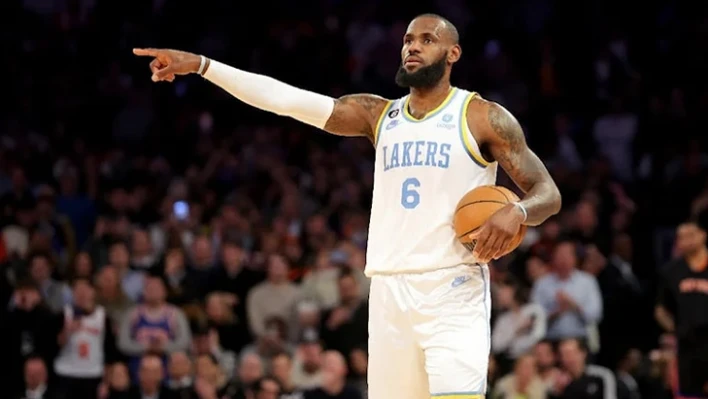 LeBron James bir gecede iki ismi geride bıraktı