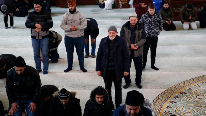 Malatya'da Cuma namazı kılınırken deprem oldu