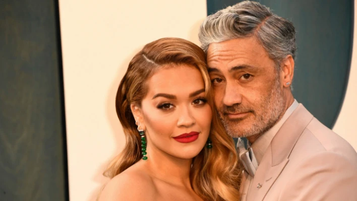 Şarkıcı Rita Ora ve yönetmen Taika Waititi nişanlandı