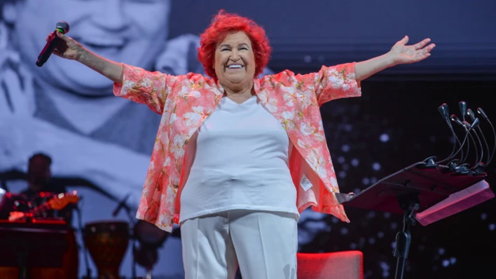 Selda Bağcan, Harbiye Açıkhava'da Senforock Senfoni Orkestrası'yla unutulmaz konser yaşattı